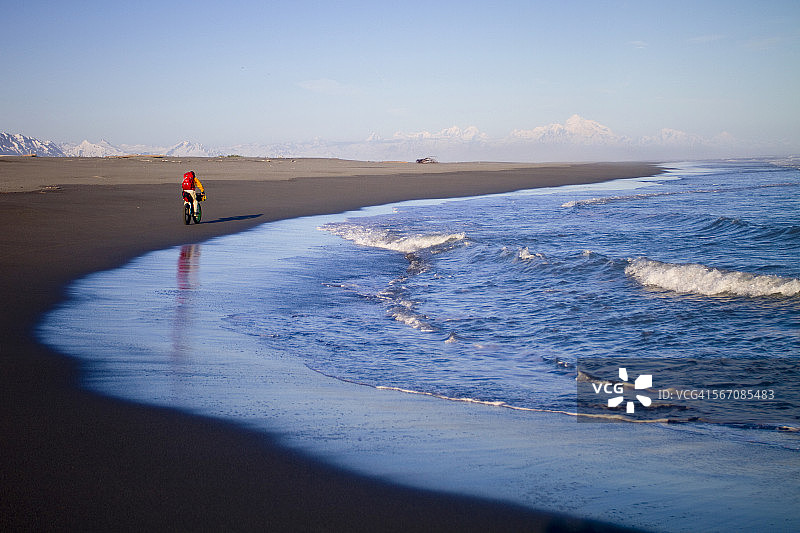 男子骑着雪地自行车图片素材