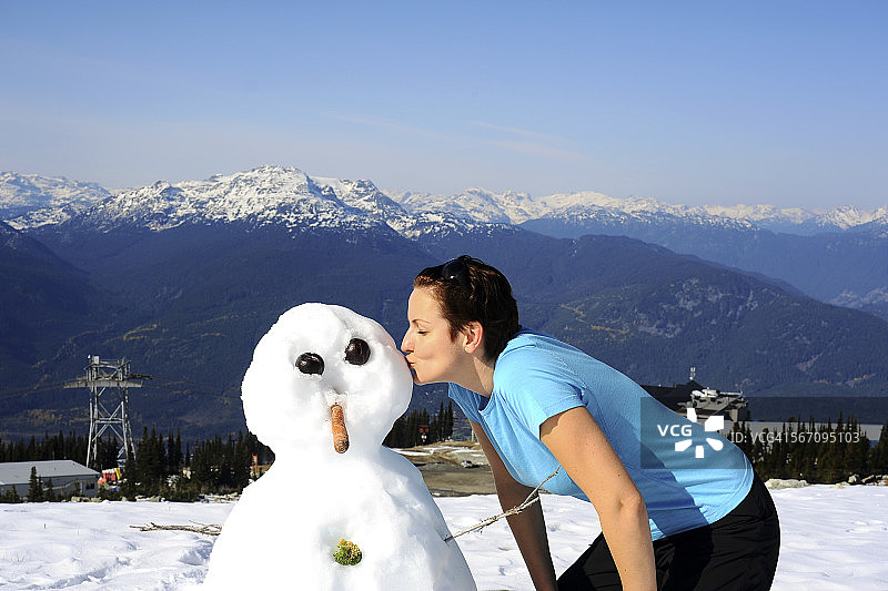在加拿大惠斯勒亲吻雪人图片素材