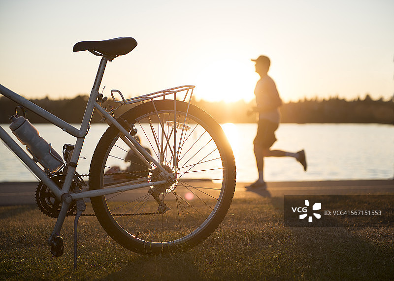 环湖慢跑图片素材