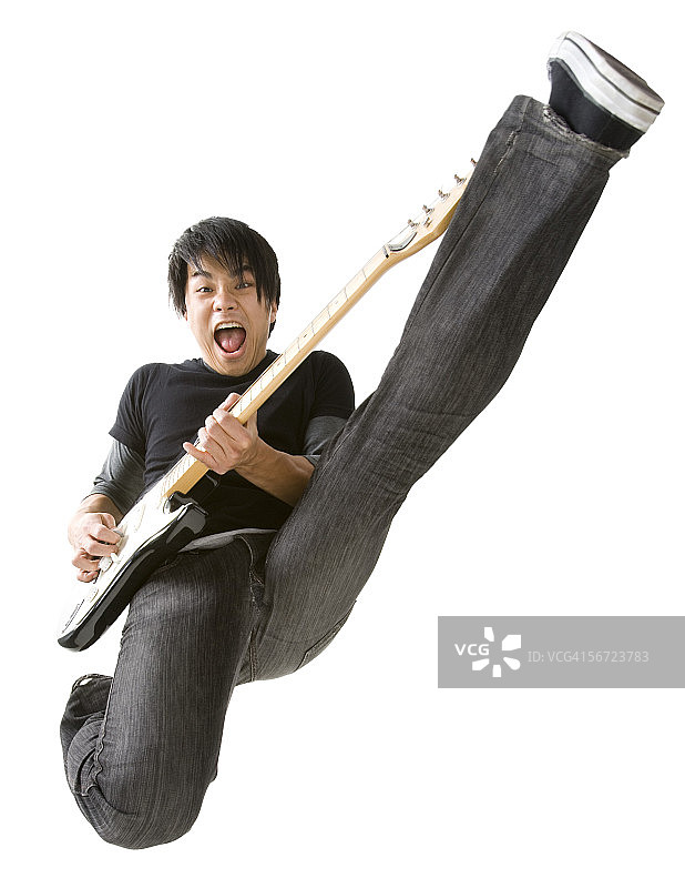 弹吉他的年轻男人肖像图片素材