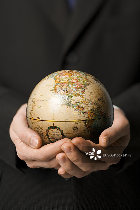 男子手持地球仪的视图图片素材