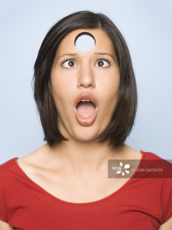 头部有洞的年轻女人图片素材