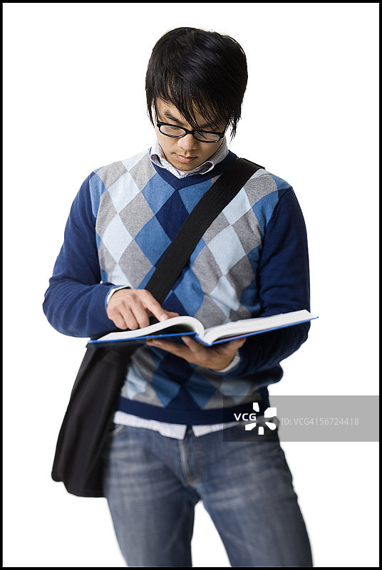 青年男子阅读教科书图片素材