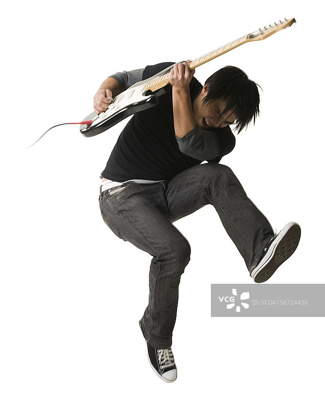 弹电吉他的年轻男人图片素材