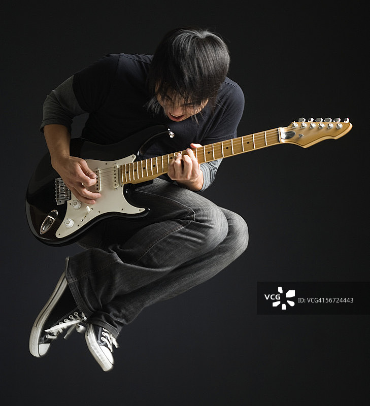弹电吉他的年轻男人图片素材