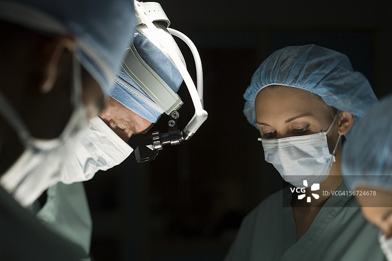 四位外科医生正在手术图片素材