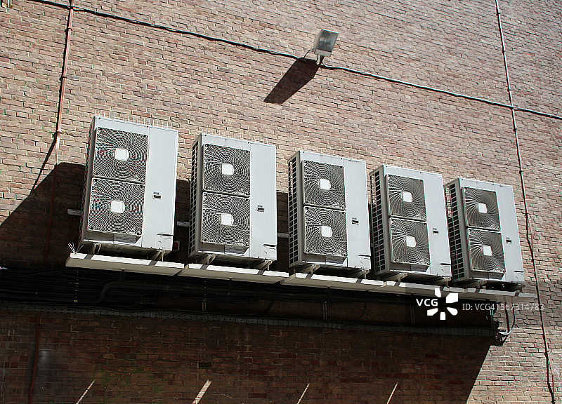 建筑物外墙上的空调系统图片素材