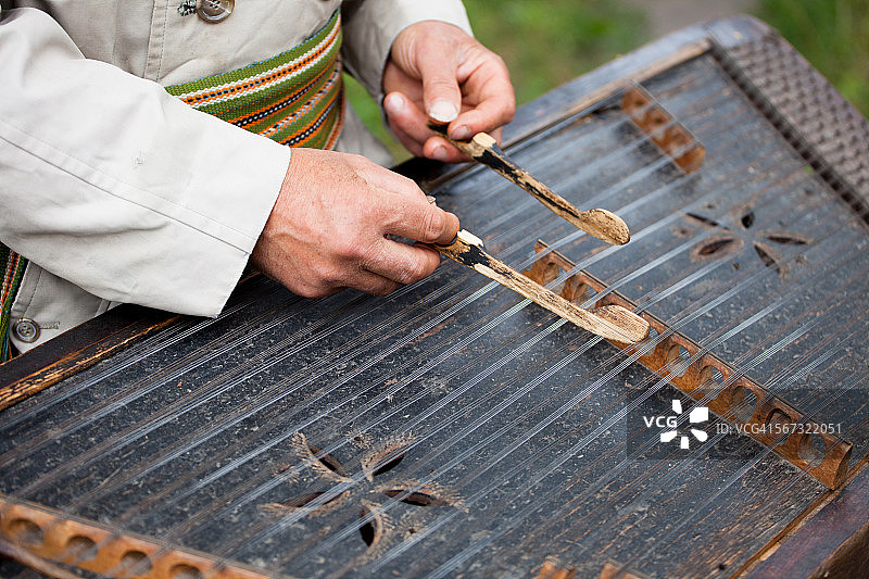 扬琴演奏者的手图片素材