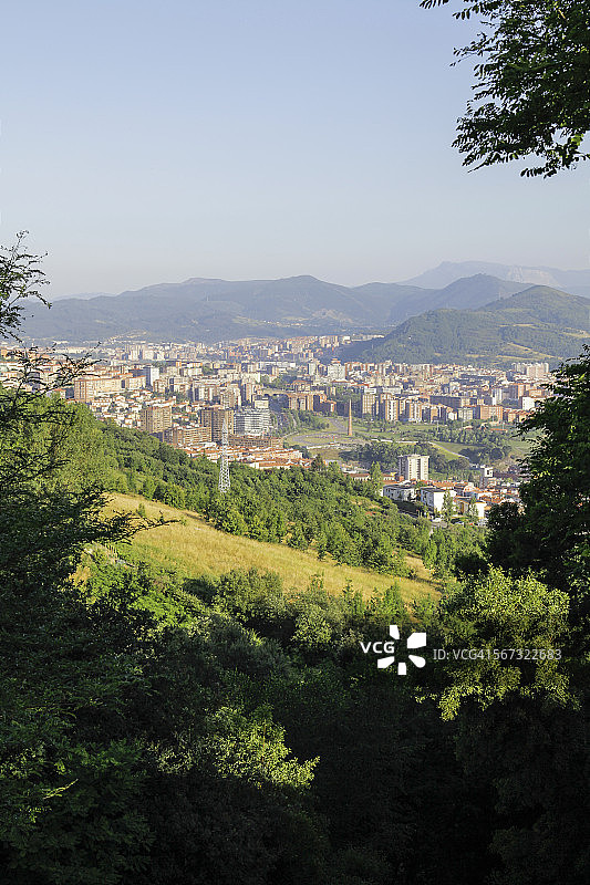 从城市周围的山丘看毕尔巴鄂城市景观图片素材