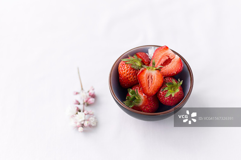 碗中草莓切片特写图片素材