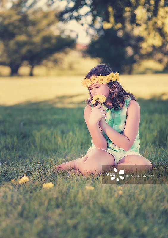 戴着花冠的年轻女孩图片素材