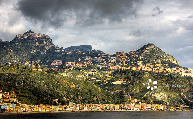 贾尔迪尼-纳克索斯、陶尔米纳和卡斯特尔莫拉山脉图片素材