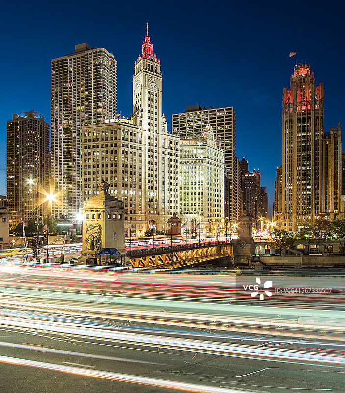 芝加哥建筑与夜间小路图片素材