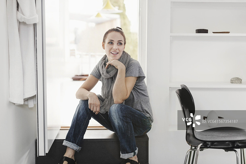 坐在门口的创意女性图片素材