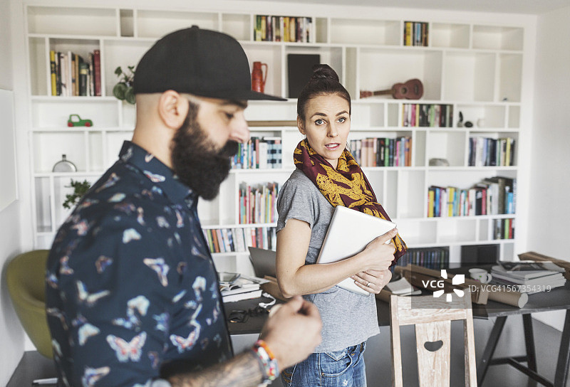 男女建筑师在家中办公室讨论图片素材