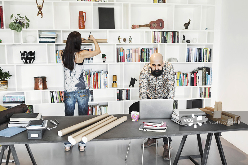 男女建筑师在家办公图片素材