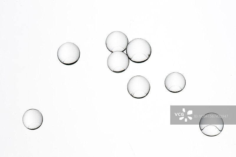 白色背景上的透明珠子图片素材