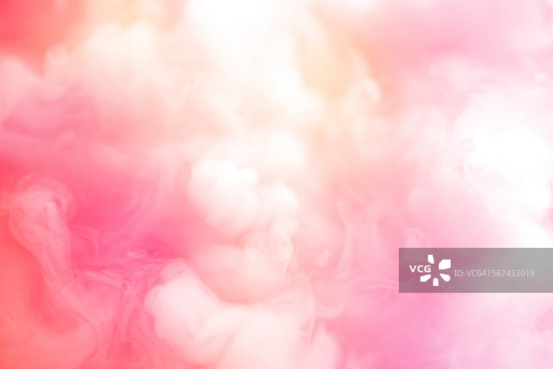 空气中漂浮和旋转的烟雾图片素材