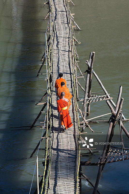 僧侣们横渡南康河图片素材