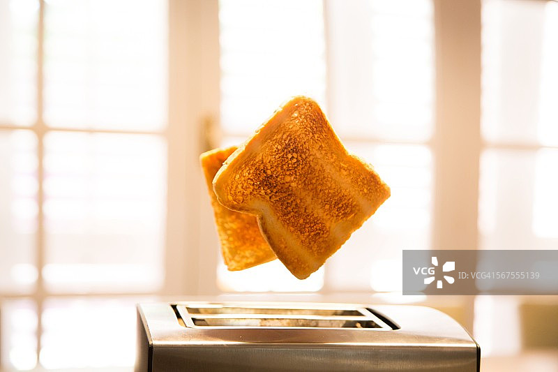 早餐时从烤面包机中弹出的吐司图片素材