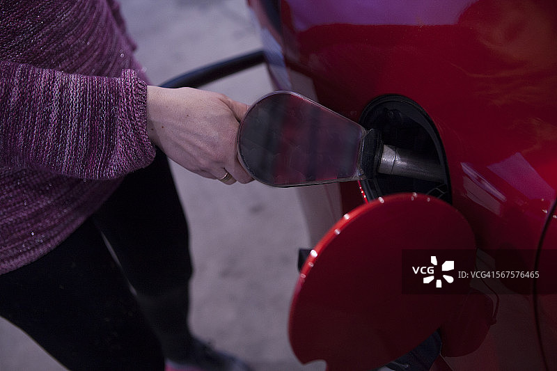 女人给汽车加油图片素材