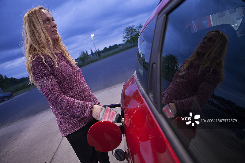 女人在德国的加油站加油图片素材