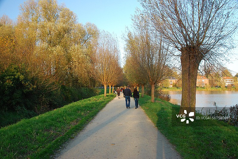 在傍晚的灯光下散步图片素材