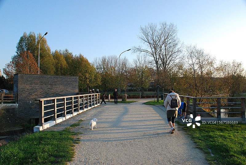在人行天桥上行走图片素材