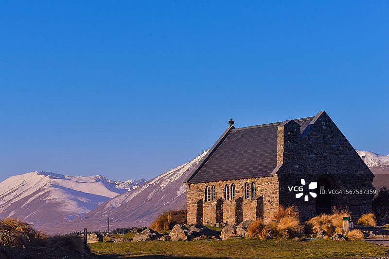 以山为背景的孤独教堂图片素材