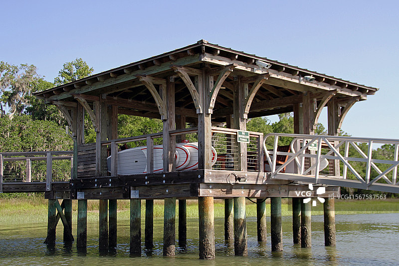 低潮时被覆盖的低洼乡村码头图片素材