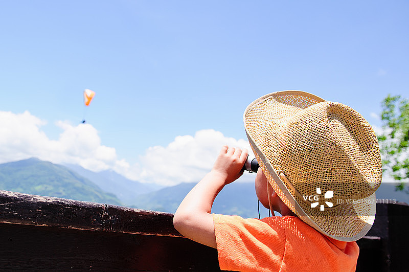 拿着望远镜的男孩图片素材