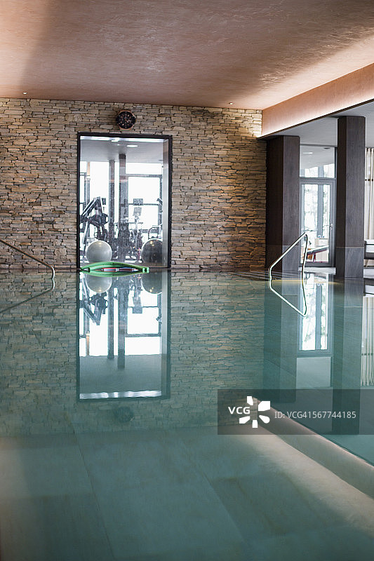 瑞士阿尔卑斯山脉克兰-蒙塔纳健身俱乐部的游泳池图片素材