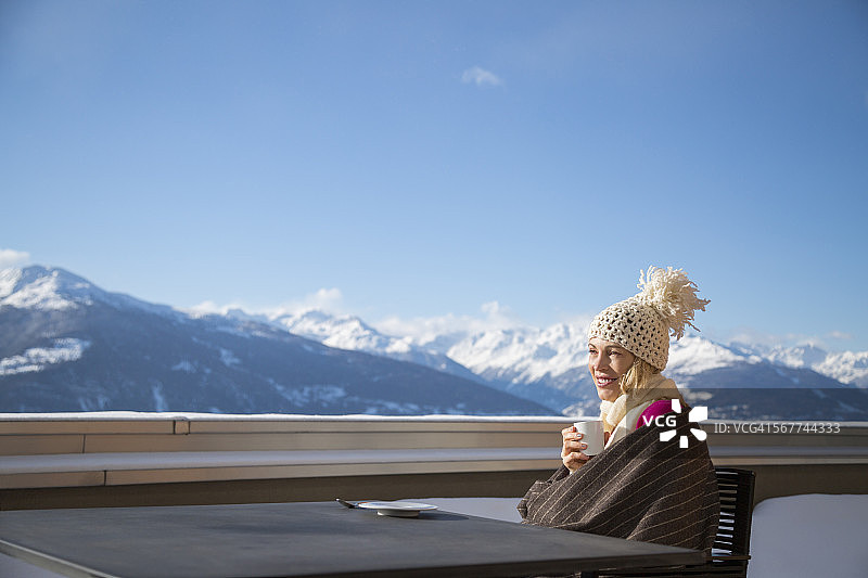 在瑞士阿尔卑斯山克兰·蒙塔纳喝咖啡的女人图片素材