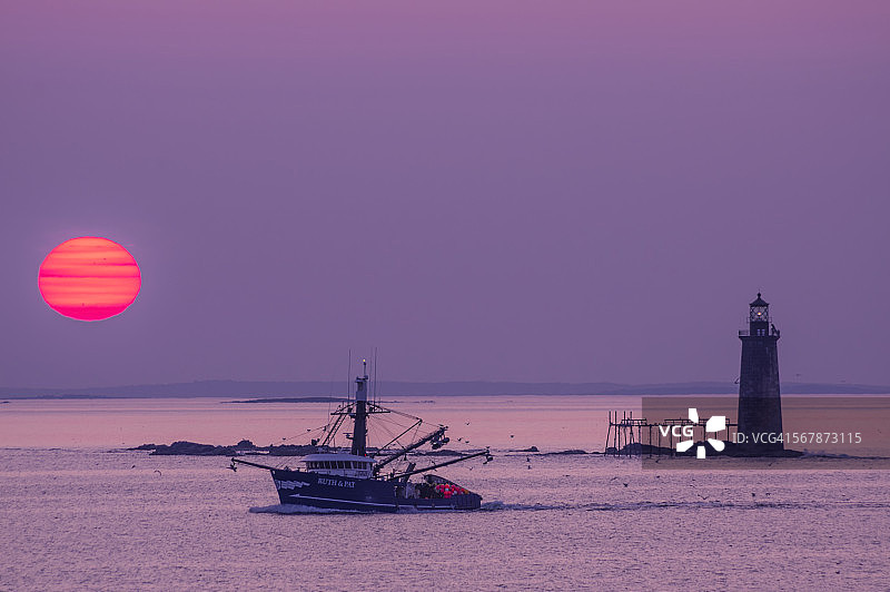 拉姆岛灯塔的黎明渔民图片素材