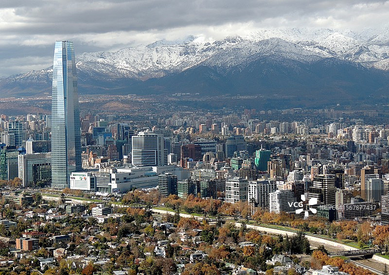 智利圣地亚哥的干净宽阔城市天际线图片素材