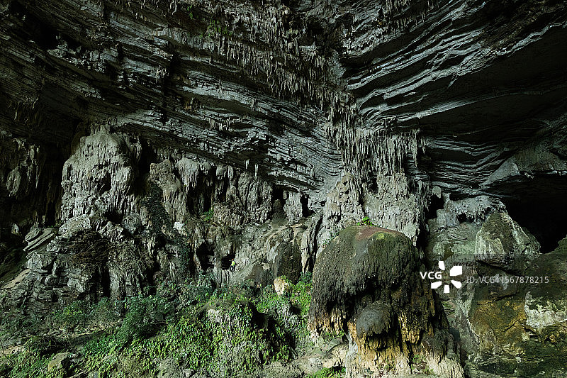 在越南巨大洞穴中的男人图片素材