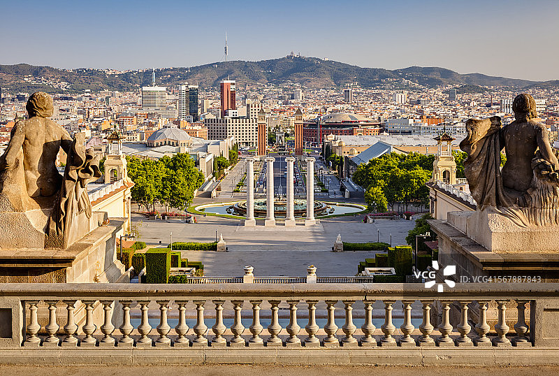 日出时分的巴塞罗那图片素材