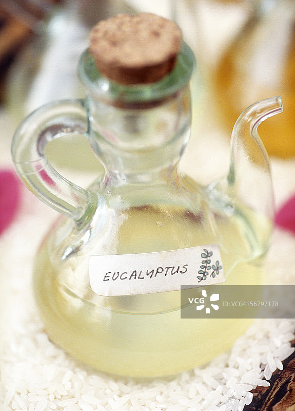 菲律宾圣贝尼托农场用于按摩的桉树油瓶（2004年5月10日）图片素材