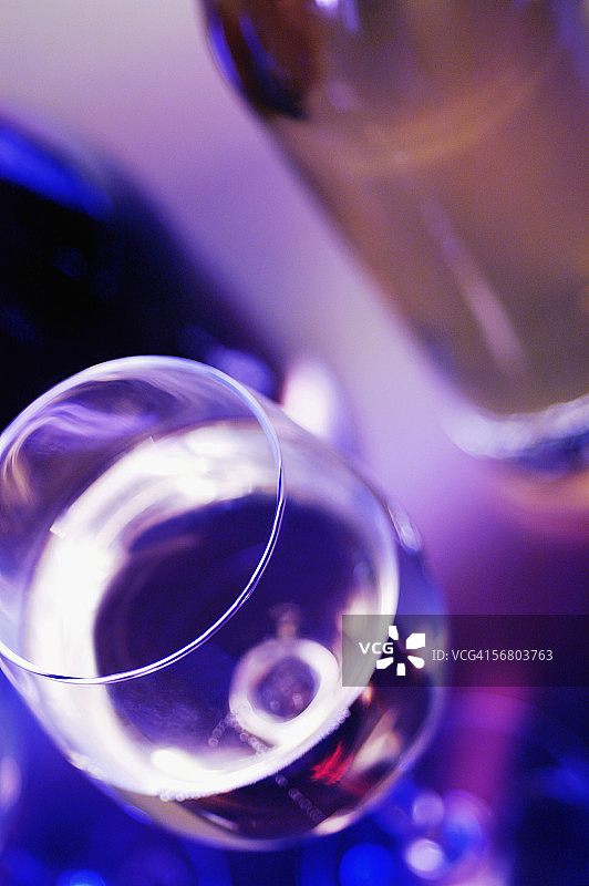 俯视角度拍摄的葡萄酒杯和葡萄酒瓶图片素材