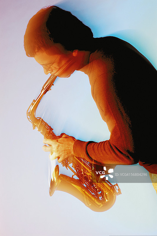 演奏萨克斯的音乐家特写图片素材