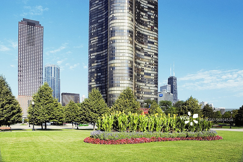 仰视角度拍摄的湖点大厦，美国伊利诺伊州芝加哥图片素材