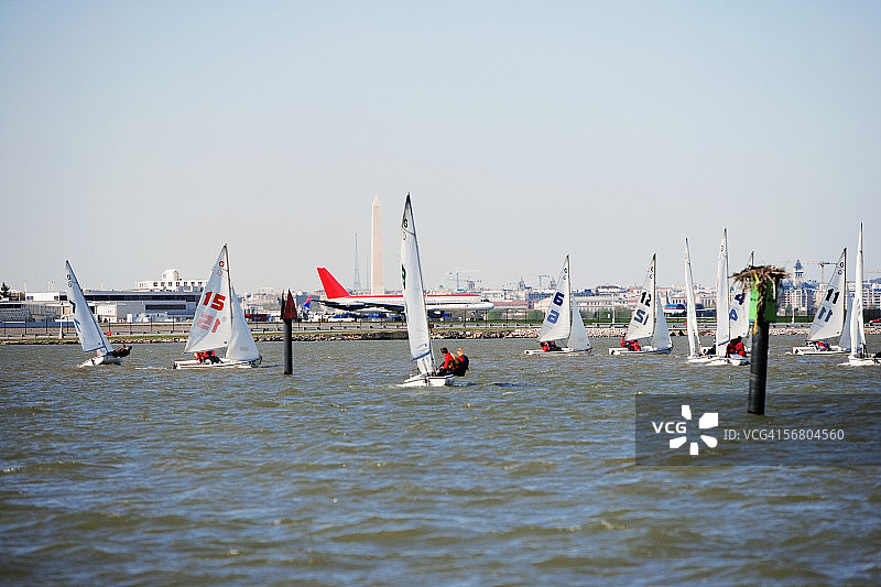 波托马克河上的帆船，美国华盛顿罗纳德·里根国家机场图片素材