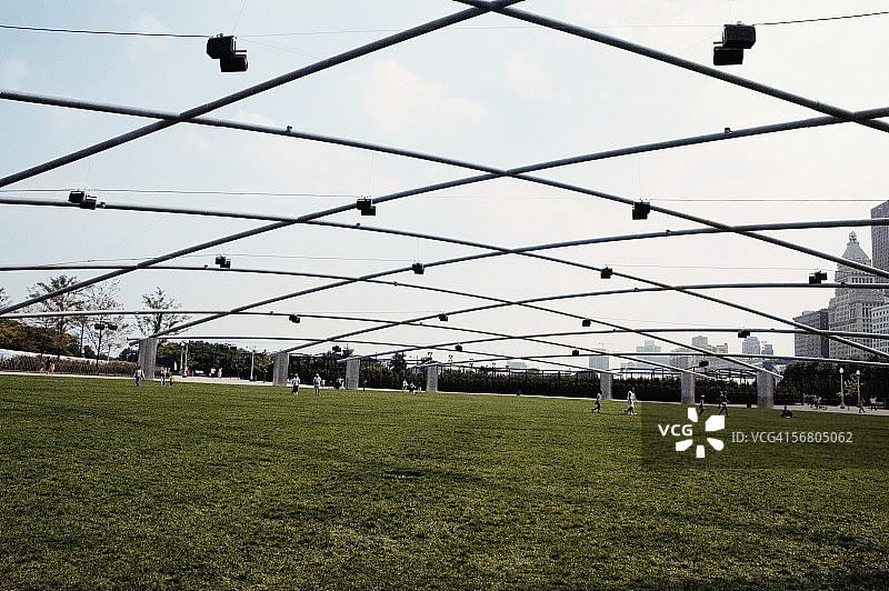 美国伊利诺伊州芝加哥千禧公园草坪上的人群图片素材