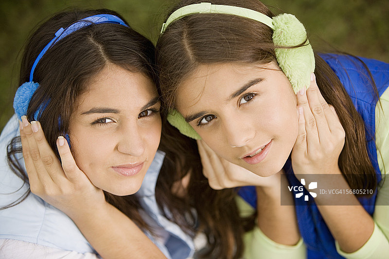 戴着耳罩的两个少女高角度视图图片素材