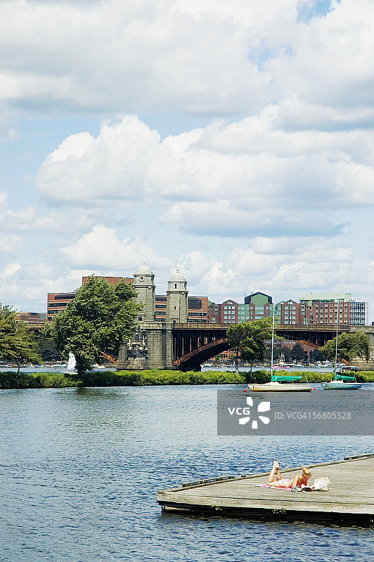 在码头上桥前的女人，朗费罗桥，查尔斯河，波士顿，马萨诸塞州，美国图片素材