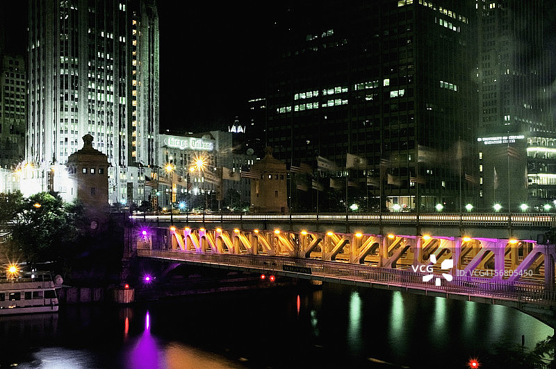 夜间灯火通明的城市桥梁，密歇根大街桥，芝加哥河，伊利诺伊州芝加哥，美国图片素材