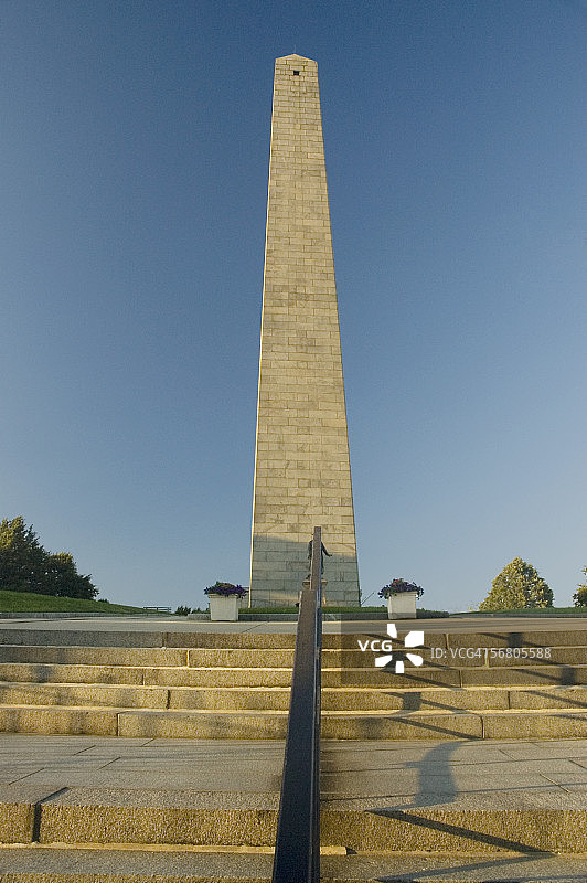 低角度拍摄的邦克山纪念碑，美国马萨诸塞州波士顿图片素材