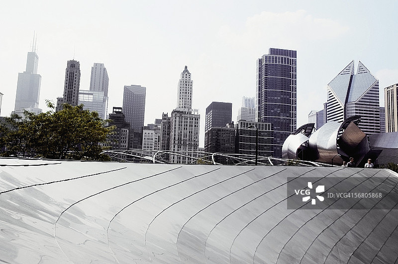 美国伊利诺伊州芝加哥城市中的摩天大楼低角度视图图片素材
