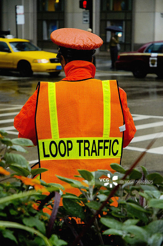 美国伊利诺伊州芝加哥，雨中执勤的护路员背影图片素材