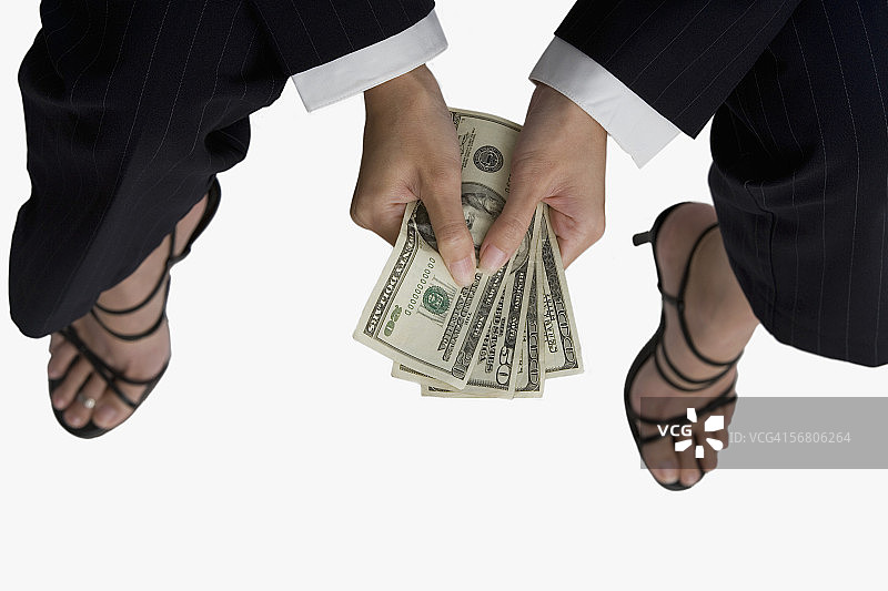 手持美元纸币的女商人俯视图图片素材